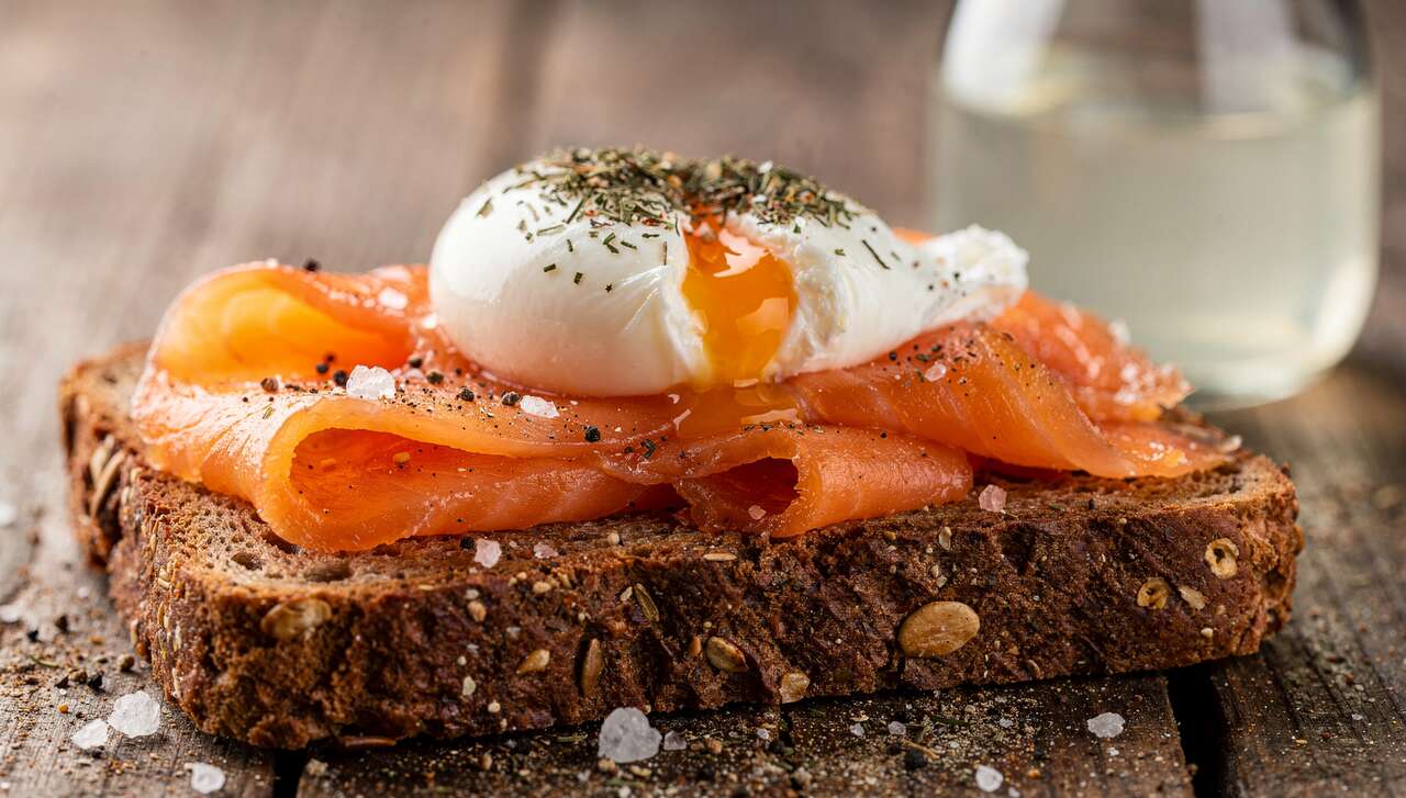 Toast saumon fumé et œuf poché : recette savoureuse